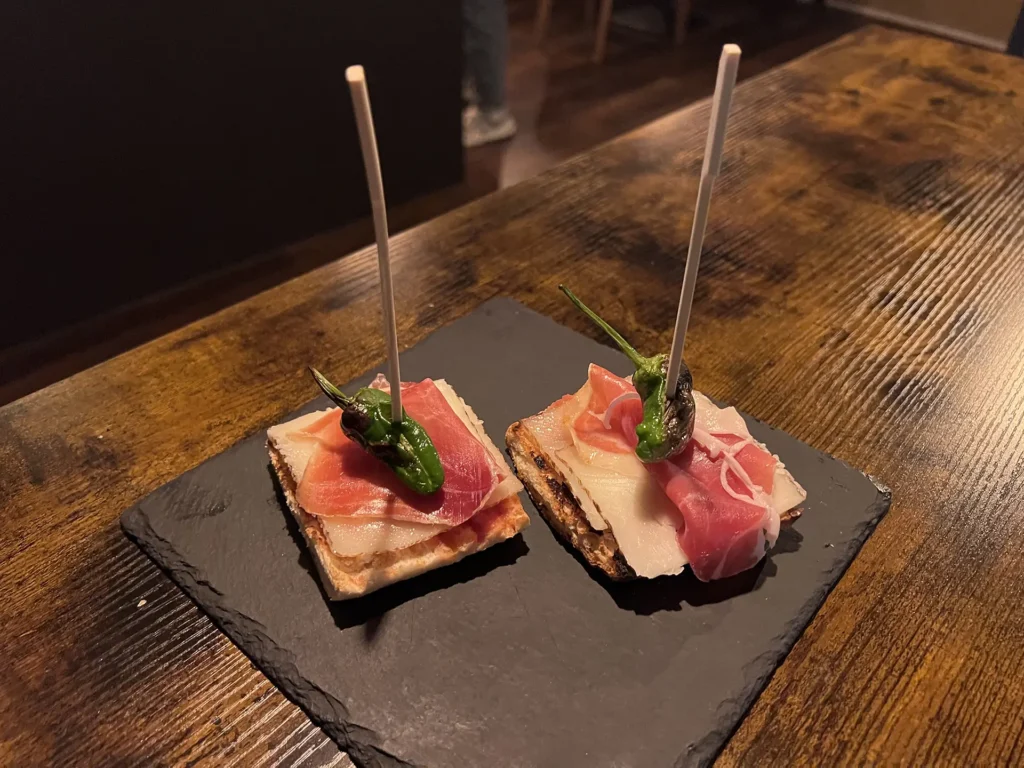 el-galgo-pintxos-vascos-jamon-serrano